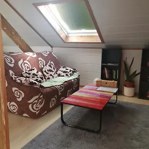 Appartement Gaestezimmer Im Altbau Dachgeschoss Mit Kleinem Bad Wlan, Tv Und Parkplatz, Lachen